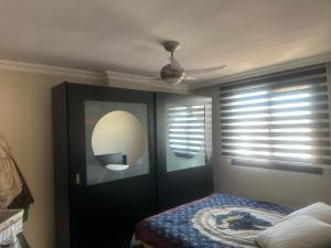 - une chambre avec un lit et une porte avec un miroir dans l'établissement Dlk İmmobilien, à Istanbul