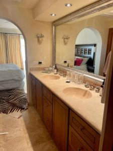 聖何塞德爾卡沃的住宿－Las Mananitas，一间带两个盥洗盆和大镜子的浴室