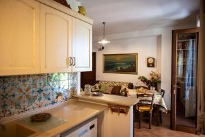 een keuken met een tafel en een eetkamer bij Country House il Gelso e l’Ulivo in Noto