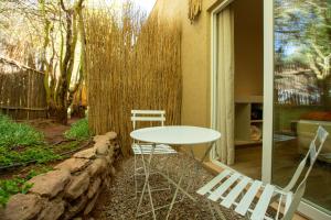 une table et deux chaises dans la cour dans l'établissement Casa Solcor Boutique Bed & Breakfast, à San Pedro de Atacama