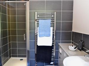 uma casa de banho com um chuveiro, um lavatório e um WC. em Mountshade em Finzean