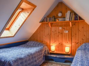 sypialnia z 2 łóżkami na poddaszu w obiekcie Crovie w mieście Gardenstown