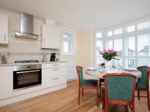 Een keuken of kitchenette bij The Avoncliffe Bournemouth