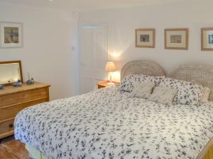 Postel nebo postele na pokoji v ubytování Beehive Cottage