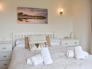 a bedroom with two beds with white sheets and pillows at Devonia in Newchurch