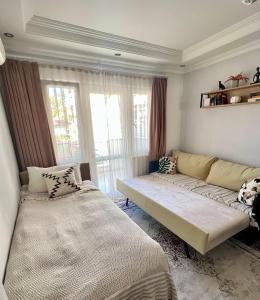 A bed or beds in a room at Zen House with sea views, near Kleopatra beach Még 17 kép