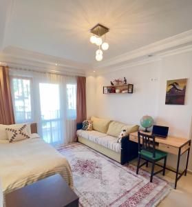 A bed or beds in a room at Zen House with sea views, near Kleopatra beach