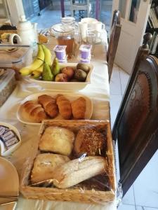 una mesa con varias bandejas de diferentes tipos de pan en Casa Mimosa en São Brás de Alportel