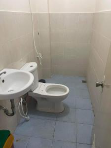 ein Bad mit einem WC und einem Waschbecken in der Unterkunft Strong Tower Inn in El Nido