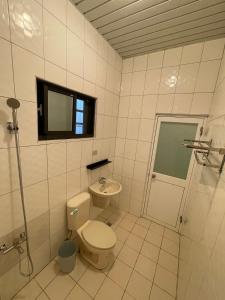 楠西區的住宿－麗敏親子民宿，浴室配有卫生间、盥洗盆和淋浴。