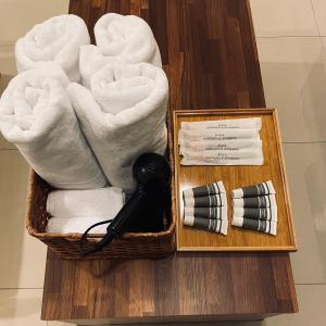 kosz ręczników, suszarka do włosów i telefon w obiekcie Rimin Hostel w mieście Nanxi