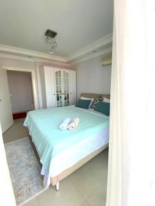 A bed or beds in a room at Zen House with sea views, near Kleopatra beach