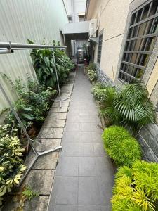 una pasarela en un edificio con plantas en Rimin Hostel en Nanxi