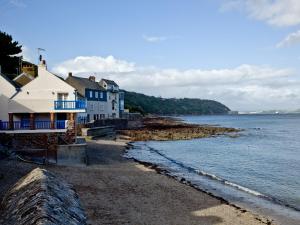 a house on the shore of a body of water at Lyndale Cottage in Cawsand