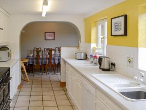 eine Küche mit einer Spüle und einer Arbeitsplatte in der Unterkunft Pembroke House in Happisburgh