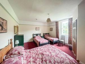 Duvale Priory - 9985 في Bampton: غرفة نوم بسريرين ونافذة