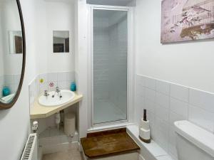 Duvale Priory - 9985 في Bampton: حمام مع دش ومغسلة