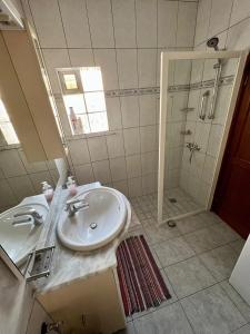 W łazience znajduje się umywalka i prysznic. w obiekcie Pura Vida Surf Camp & School w mieście La Oliva