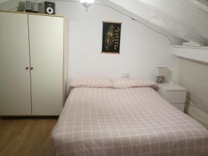 オンダリビアにあるApartamento Fuenterrabiaの白いベッドルーム(ベッド1台、キャビネット付)