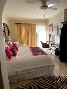 聖何塞德爾卡沃的住宿－Las Mananitas，一间卧室配有一张大床和一张桌子