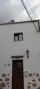 - un bâtiment blanc avec une porte et une fenêtre dans l'établissement Casa Roberta Tierra, à Arona