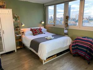 - une chambre avec un lit et une vue sur la ville dans l'établissement Dreamy Shoreditch Flat w/ Views in Old St (Zone 1), à Londres