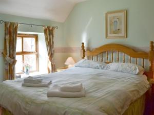 The Hayloft - 17238 في Huntington: غرفة نوم بسرير ابيض كبير عليها مناشف