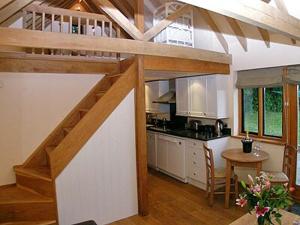 una cocina con escalera en una casa en The Cowstall en Framfield