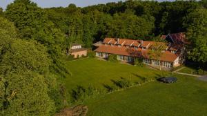 una vista aérea de una gran casa en el bosque en Thuers im Busch - Beste Stube en Münster