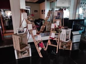 un grupo de escaleras de madera en una habitación en Hotel Gran Sol en Solsona