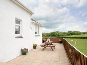 A balcony or terrace at Y Ddol