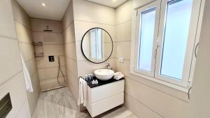 łazienka z umywalką i lustrem w obiekcie Vivienda Turística Cervantes w mieście Úbeda +8 zdjęć