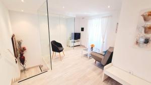 salon z lustrem i krzesłem w obiekcie Vivienda Turística Cervantes w mieście Úbeda