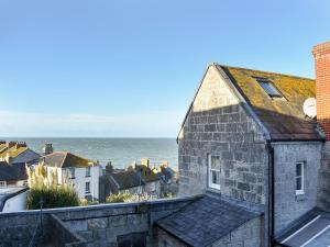 CastletownにあるPebblesの建物の屋根から海の景色を望む