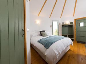a bedroom with a bed in a room at Bay in Wootton Bridge