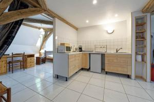 cocina grande con armarios y electrodomésticos de madera en château de millery 