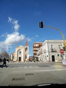een persoon die een straat oversteekt op een kruising met een verkeerslicht bij bandiera blu in Marina di Gioiosa Ionica