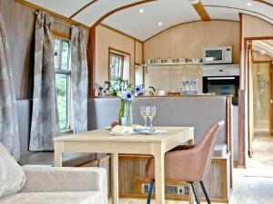 Un restaurant sau alt loc unde se poate mânca la Brunel Boutique Railway Carriage 1