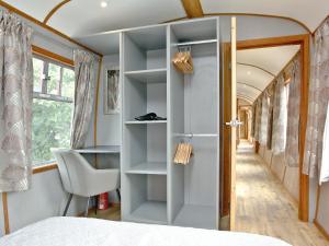 O zonă de relaxare la Brunel Boutique Railway Carriage 1