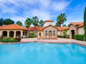 Piscina de la sau aproape de Cozy Retreat - Close to Disney & Golf