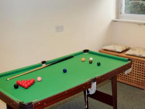 una mesa de billar con pelotas en una habitación en Glenmore Cottage, en Ambleside