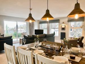 uma sala de estar com uma mesa de jantar e cadeiras em Derwentwater View em Portinscale