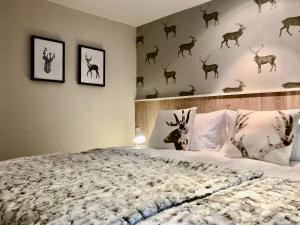 um quarto com uma cama com veados na parede em Derwentwater View em Portinscale