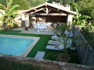 um quintal com piscina e cadeiras e uma casa em Le Logis de Miserè em Celles-sur-Belle