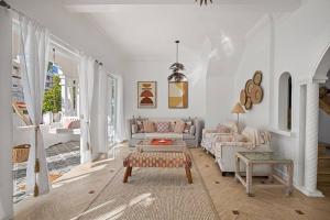 サンファンにあるVilla Bohemia - Gated Estate - 1 of 2のソファとテーブルのあるリビングルーム +67枚の写真