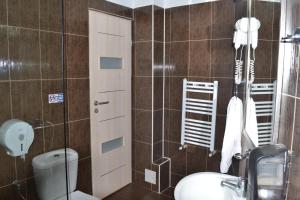 um banheiro com vaso sanitário e pia em Live Tulcea Hotel em Tulcea mais 137 fotografias