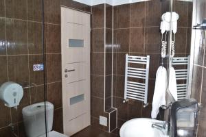 łazienka z toaletą i umywalką w obiekcie Live Tulcea Hotel w mieście Tulcza