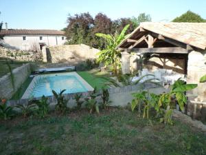 einen Hinterhof mit einem Pool und einem Haus in der Unterkunft Le Logis de Miserè in Celles-sur-Belle