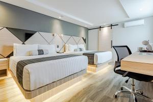 a hotel room with two beds and a desk at Kali Centro Mexico City in Mexico City