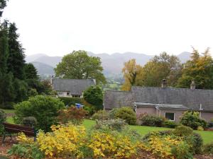 una casa en medio de un jardín en Manesty en Applethwaite